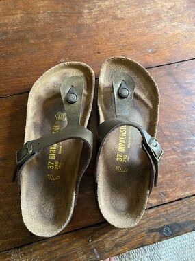Birkenstock Gizeh Bronze slight metallic size 37 sandals.  Birko-Flor